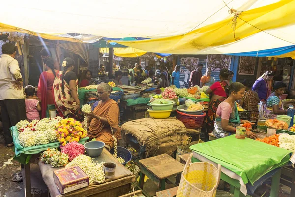 Dokumentarisches Redaktionsbild. ein unbekannter Inder in seinem Obst- und Gemüseladen in einem kleinen ländlichen Dorfmarkt in Tamil Nadu. — Stockfoto