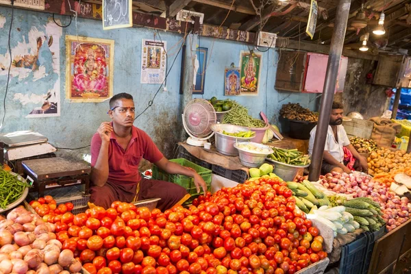 Imagen editorial documental. Un indio no identificado en su tienda de frutas y verduras en un pequeño mercado rural en Tamil Nadu . — Foto de Stock