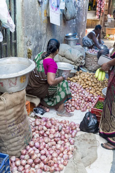 Imagen editorial documental. Un indio no identificado en su tienda de frutas y verduras en un pequeño mercado rural en Tamil Nadu . — Foto de Stock