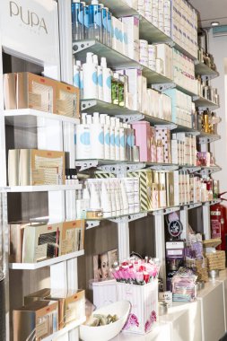 Açıklayıcı içerik görüntü. Cilt Bakımı ve kozmetik ürünleri ekranda mağaza raf.