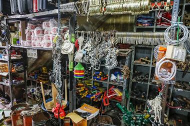 Açıklayıcı içerik görüntü. Vitrin aracı deposunun farklı markalar. Donanım mağaza içinde Hindistan