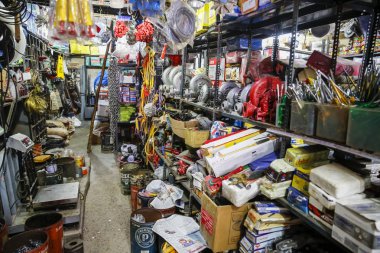 Açıklayıcı içerik görüntü. Vitrin aracı deposunun farklı markalar. Donanım mağaza içinde Hindistan