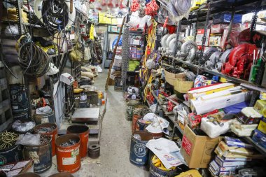 Açıklayıcı içerik görüntü. Vitrin aracı deposunun farklı markalar. Donanım mağaza içinde Hindistan