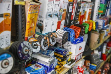 Açıklayıcı içerik görüntü. Vitrin aracı deposunun farklı markalar. Donanım mağaza içinde Hindistan