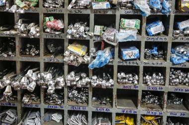 Açıklayıcı içerik görüntü. Vitrin aracı deposunun farklı markalar. Donanım mağaza içinde Hindistan