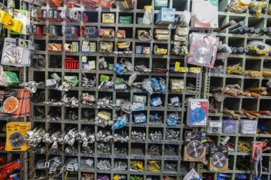 Açıklayıcı içerik görüntü. Vitrin aracı deposunun farklı markalar. Donanım mağaza içinde Hindistan