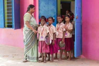 Belgesel yayın görüntü. Kimliği belirsiz öğretmen ve çocuk sınıftan öğle yemeği için dışarı