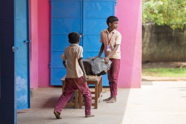 Belgesel yayın görüntü. Kimliği belirsiz çocukları plaka öğle vakti getirin..