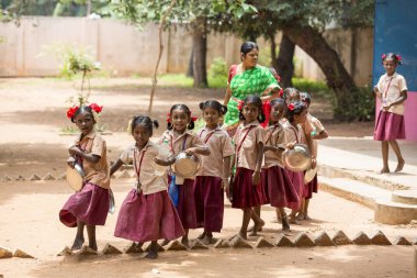 Belgesel yayın görüntü. Kimliği belirsiz çocuk onların plaka temizlemek için sıraya girin