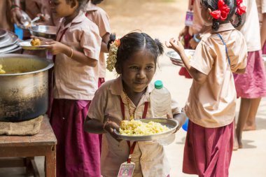 Belgesel yayın görüntü. Kimliği belirsiz womaen hizmet çocuklar öğle yemeği için açık kantinde