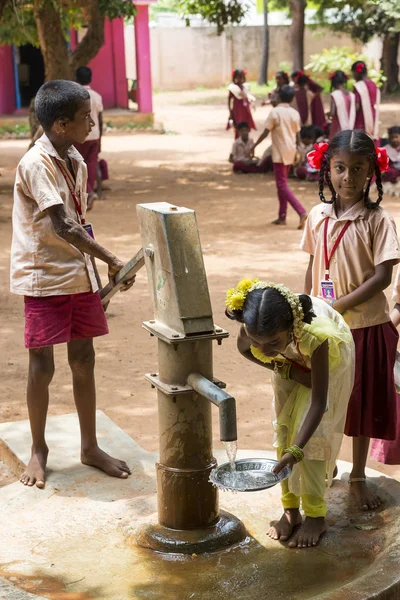 Belgesel yayın görüntü. Kimliği belirsiz çocuk onların plaka öğle yemeğinden önce açık kantinde temiz.