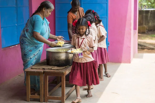Belgesel yayın görüntü. Kimliği belirsiz womaen hizmet çocuklar öğle yemeği için açık kantinde