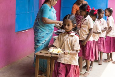 Belgesel yayın görüntü. Kimliği belirsiz womaen hizmet çocuklar öğle yemeği için açık kantinde