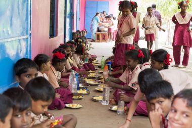 Belgesel yayın görüntü. Kimliği belirsiz çocuk kantinde onların öğle yemeği