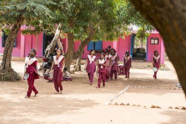 Belgesel yayın görüntü. Kimliği belirsiz çocuk onların plaka temizlemek için sıraya girin