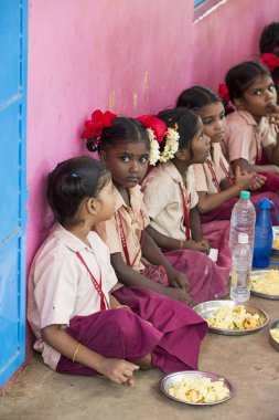 Belgesel yayın görüntü. Kimliği belirsiz çocuk kantinde onların öğle yemeği