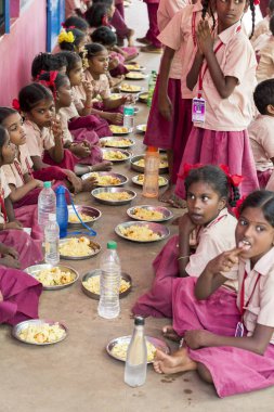 Belgesel yayın görüntü. Kimliği belirsiz çocuk kantinde onların öğle yemeği
