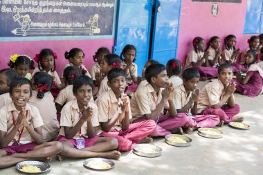 Belgesel yayın görüntü. Kimliği belirsiz çocuk kantinde onların öğle yemeği