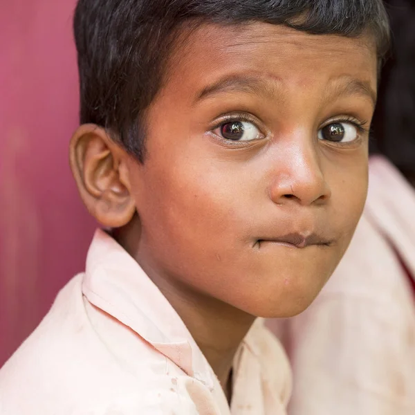 Belgesel yayın görüntü. Kimliği belirsiz çocuk kantinde onların öğle yemeği