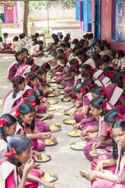 Belgesel yayın görüntü. Kimliği belirsiz çocuk kantinde onların öğle yemeği