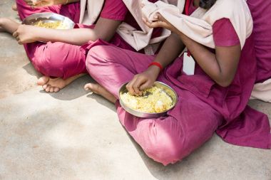 Belgesel yayın görüntü. Kimliği belirsiz çocuk kantinde onların öğle yemeği