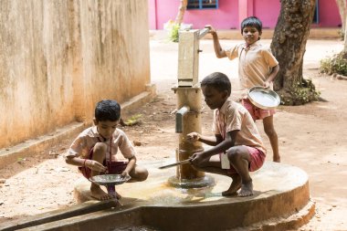 Belgesel yayın görüntü. Kimliği belirsiz çocuk onların plaka öğle yemeğinden sonra açık kantinde temiz.