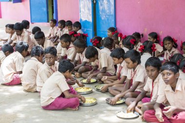 Belgesel yayın görüntü. Kimliği belirsiz çocuk kantinde onların öğle yemeği
