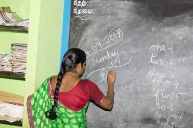 sınıf, yazı tahtası üzerinde yazma kadın