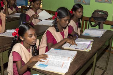 Belgesel yayın görüntü. Hükümet kamu okulda sınıfta belirlenemeyen okul çocukları çalışma.