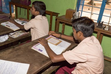 Belgesel yayın görüntü. Hükümet kamu okulda sınıfta belirlenemeyen okul çocukları çalışma.