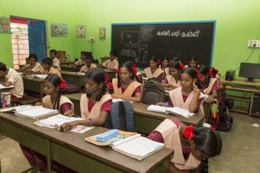 Belgesel yayın görüntü. Hükümet kamu okulda sınıfta belirlenemeyen okul çocukları çalışma.