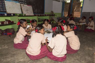Belgesel yayın görüntü. Hükümet kamu okulda sınıfta belirlenemeyen okul çocukları çalışma.