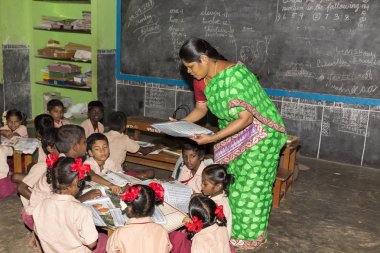 Belgesel yayın görüntü. Hükümet kamu okulda sınıfta belirlenemeyen okul çocukları çalışma.