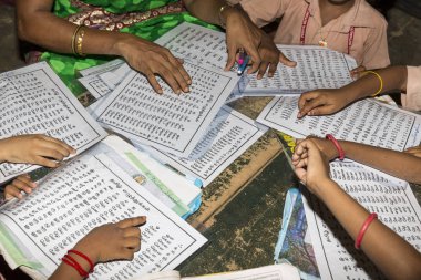 Belgesel yayın görüntü. Hükümet kamu okulda sınıfta belirlenemeyen okul çocukları çalışma.