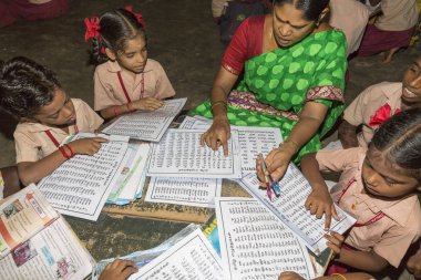 Belgesel yayın görüntü. Hükümet kamu okulda sınıfta belirlenemeyen okul çocukları çalışma.