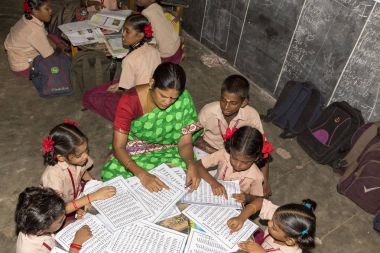 Belgesel yayın görüntü. Hükümet kamu okulda sınıfta belirlenemeyen okul çocukları çalışma.