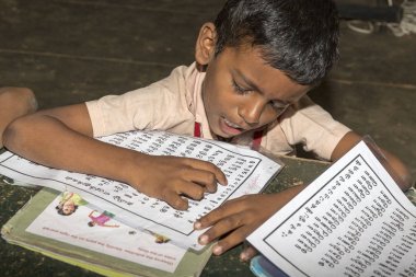 Belgesel yayın görüntü. Hükümet kamu okulda sınıfta belirlenemeyen okul çocukları çalışma.