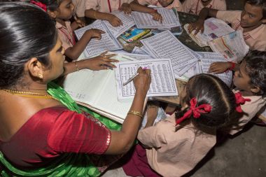 Belgesel yayın görüntü. Hükümet kamu okulda sınıfta belirlenemeyen okul çocukları çalışma.