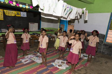 Belgesel yayın görüntü. Hükümet kamu okulda sınıfta belirlenemeyen okul çocukları çalışma.