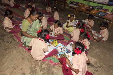 Belgesel yayın görüntü. Hükümet kamu okulda sınıfta belirlenemeyen okul çocukları çalışma.