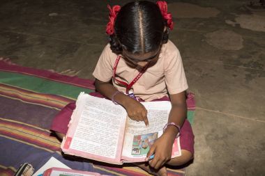 Belgesel yayın görüntü. Hükümet kamu okulda sınıfta belirlenemeyen okul çocukları çalışma.