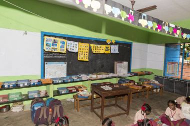 Belgesel yayın görüntü. Hükümet kamu okulda sınıfta belirlenemeyen okul çocukları çalışma.