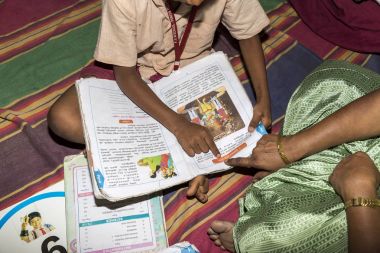 Belgesel yayın görüntü. Hükümet kamu okulda sınıfta belirlenemeyen okul çocukları çalışma.