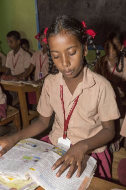 Belgesel yayın görüntü. Hükümet kamu okulda sınıfta belirlenemeyen okul çocukları çalışma.