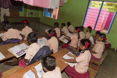 Belgesel yayın görüntü. Hükümet kamu okulda sınıfta belirlenemeyen okul çocukları çalışma.