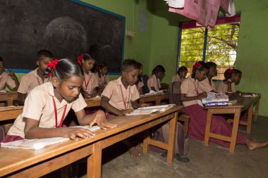 Belgesel yayın görüntü. Hükümet kamu okulda sınıfta belirlenemeyen okul çocukları çalışma.