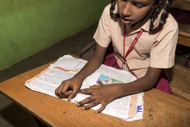Belgesel yayın görüntü. Hükümet kamu okulda sınıfta belirlenemeyen okul çocukları çalışma.