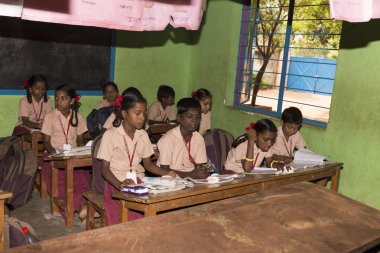 Belgesel yayın görüntü. Hükümet kamu okulda sınıfta belirlenemeyen okul çocukları çalışma.