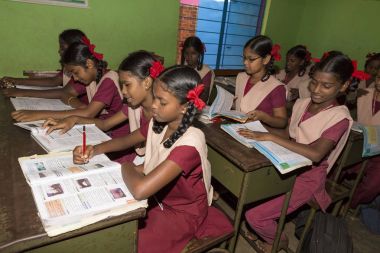 Belgesel yayın görüntü. Hükümet kamu okulda sınıfta belirlenemeyen okul çocukları çalışma.