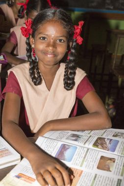 Belgesel yayın görüntü. Hükümet kamu okulda sınıfta belirlenemeyen okul çocukları çalışma.